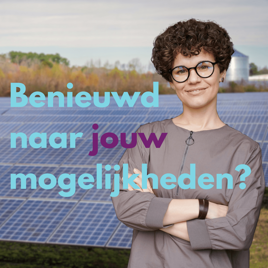 Foto van gezin tussen zonnepanelen.